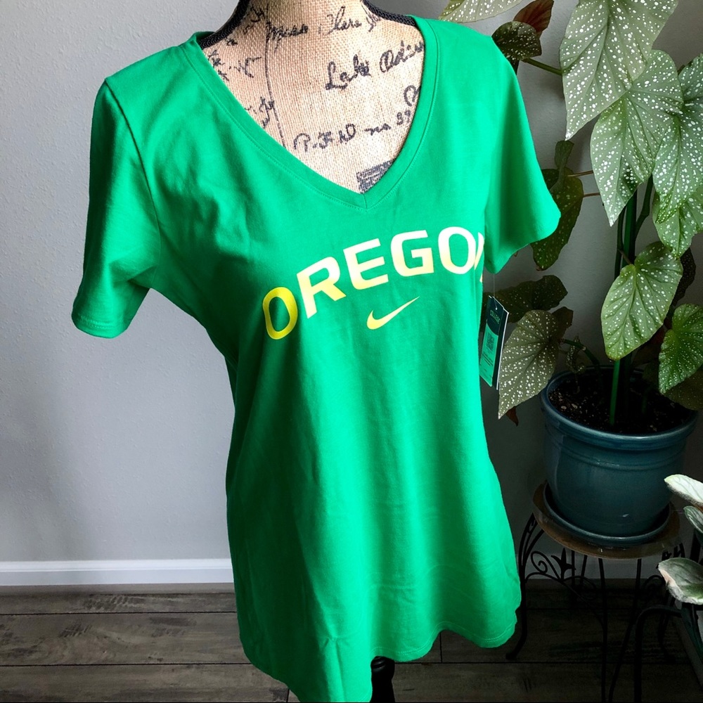 NIKE U of O V Neck Tee-NWT 💚💛